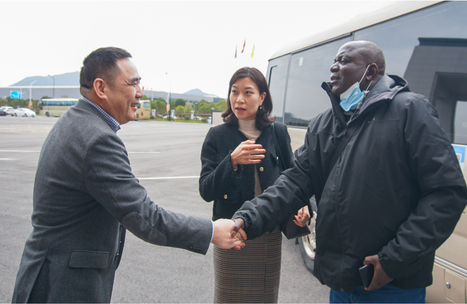 戴維醫(yī)療_贊比亞國家衛(wèi)生部代表團蒞臨戴維醫(yī)療，共商合作新機遇！