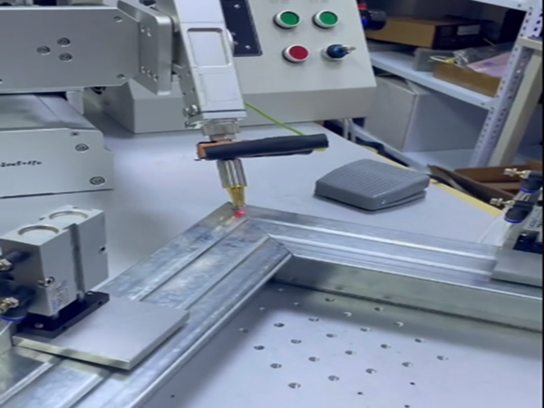 小型焊接機器人的焊縫跟蹤功能 焊接機器人