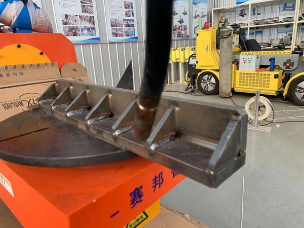 變位機圖片展示 U型焊接變位機的特點