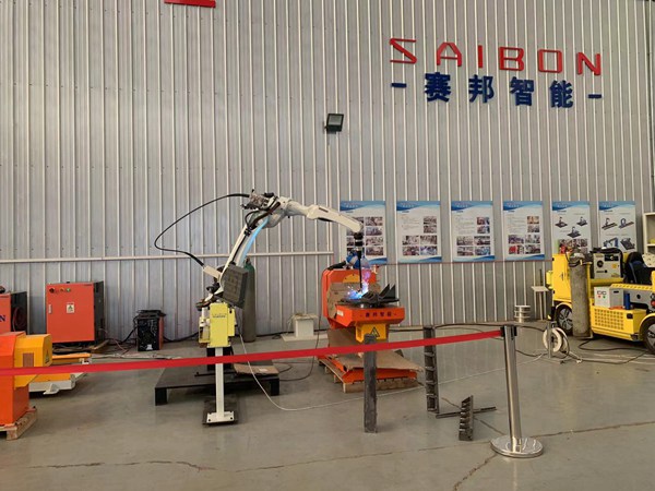 自動焊接機器人焊接展示 自動焊接機器人廠家有哪些優勢?