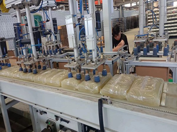 工業(yè)自動(dòng)碼垛機(jī)器人展示 工業(yè)自動(dòng)碼垛機(jī)器人的原理