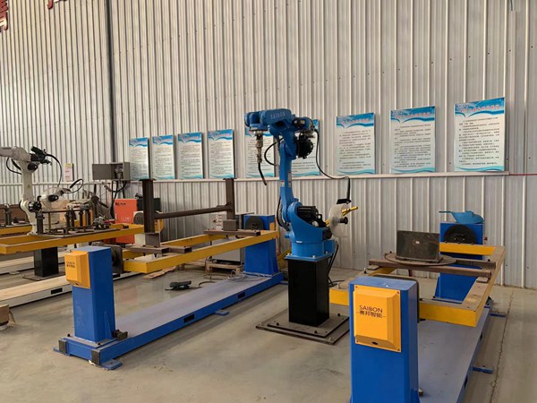 青島賽邦焊接機(jī)器人展示 如何選擇合適的焊接機(jī)器人廠家集成