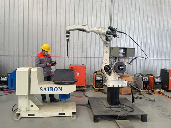 自動焊接設(shè)備先焊短焊縫，后焊長直焊縫