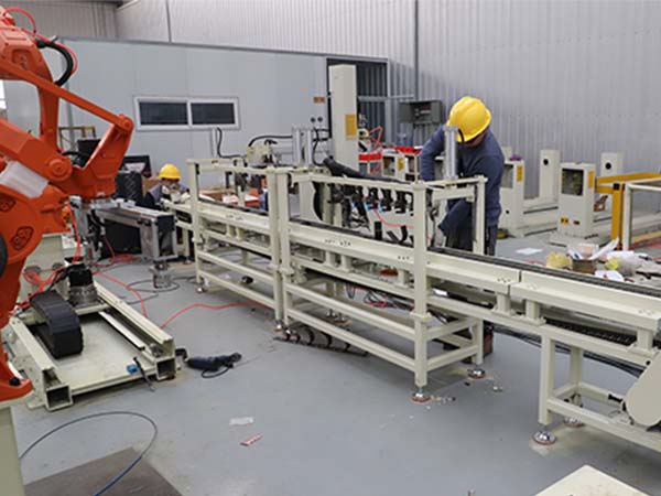 焊接機器人生產(chǎn)線多種傳感器解放工人的勞動力