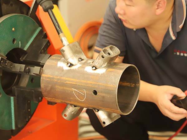 全自動焊接機器人對環焊縫的焊接