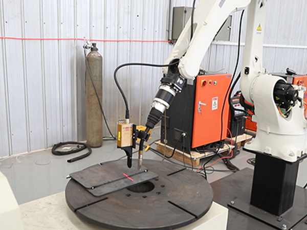 智能焊接機器人在工程機械制造行業(yè)中的應(yīng)用 智能焊接機器人在工程機械制造行業(yè)中的應(yīng)用